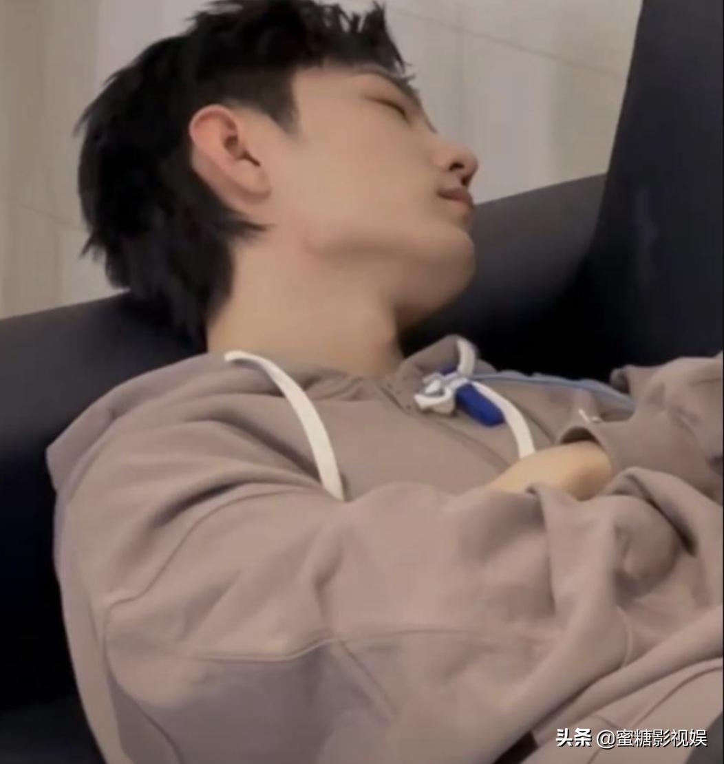 肖战睡觉曝光平坦腹部，工作人员2句话表白戳中粉丝心声：看哭了