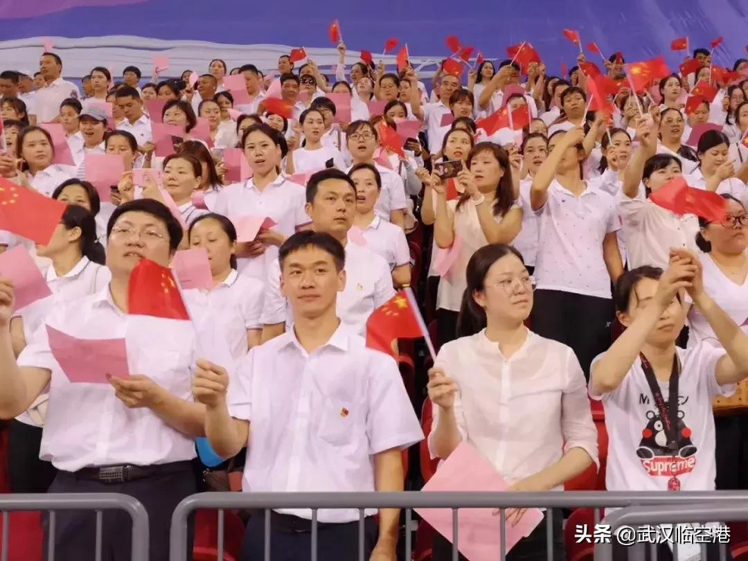 武汉军运会火种点燃,武汉迎军运五星红旗