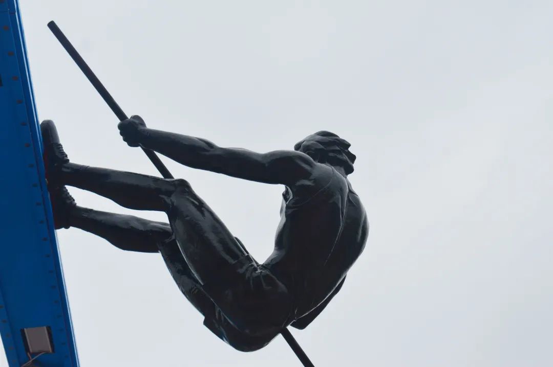 生命运动的颂歌──新亚洲体育城体育艺术广场系列雕像欣赏