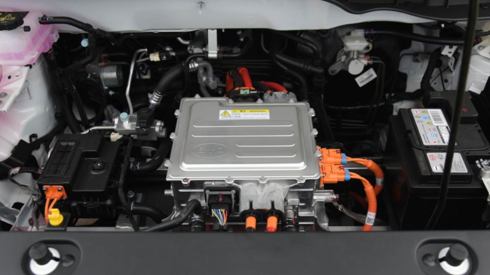 比亚迪元pro试驾车值多少钱,比亚迪元pro对比长安奔奔e-star