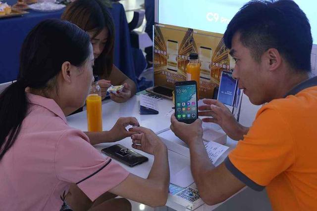 买oppo手机实体店还是网上买,实体店与网上买手机哪个更便宜