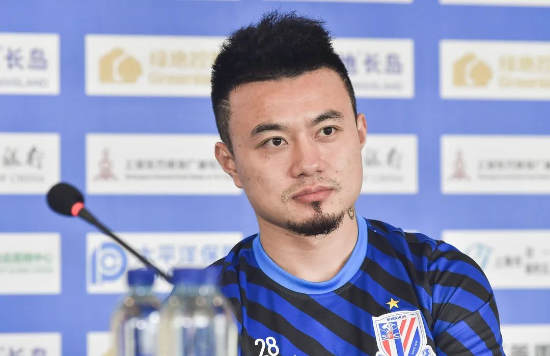 李帅：“小曹紧张得9点就睡了。”曹赟定：“这么紧张我疯啦？”