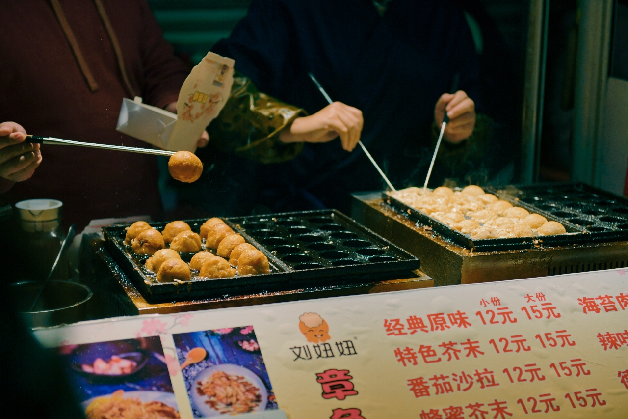 成都建设路美食街和春熙路哪个好,探寻成都更具特色的美食街