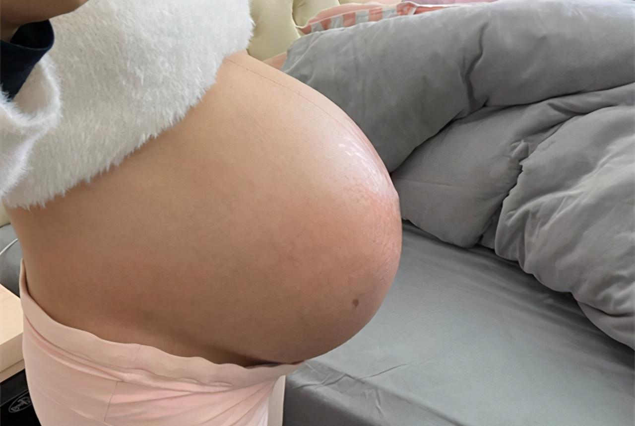 胎宝宝大小和手的比较,胎宝宝发育过程头的位置变化