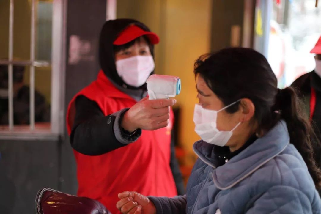 疫情防控风雪中的坚守者们,风雪中的坚守致敬一线防疫人