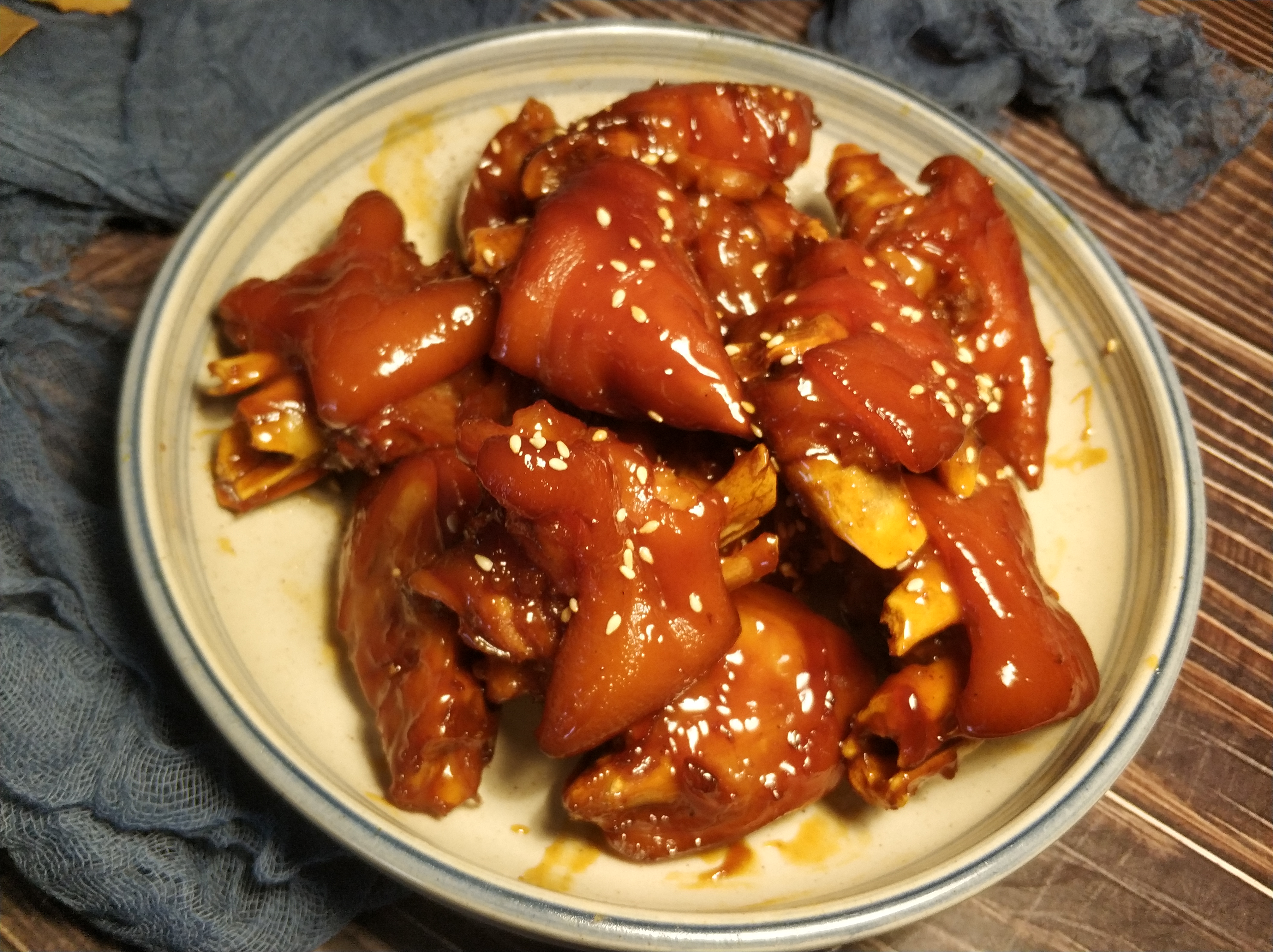 红烧猪蹄怎么颜色红亮,红烧猪蹄怎么做才软烂不腥臭