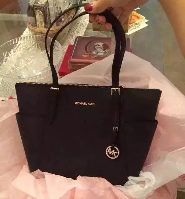 口红那么贵，当然要选女朋友了