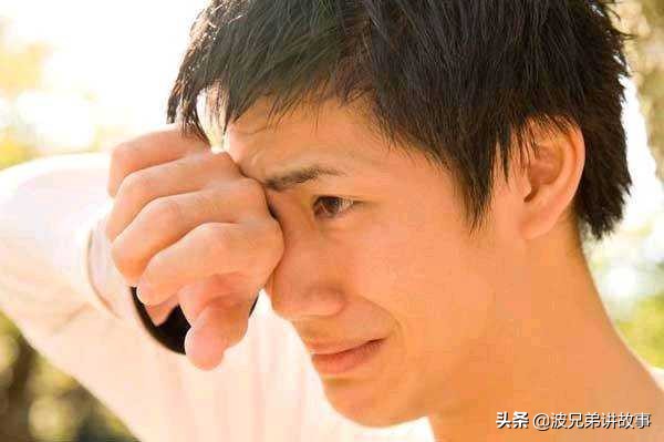 妻子蹲厕所来例假，丈夫下楼买姨妈巾，听到店员嘟囔，他生不如死