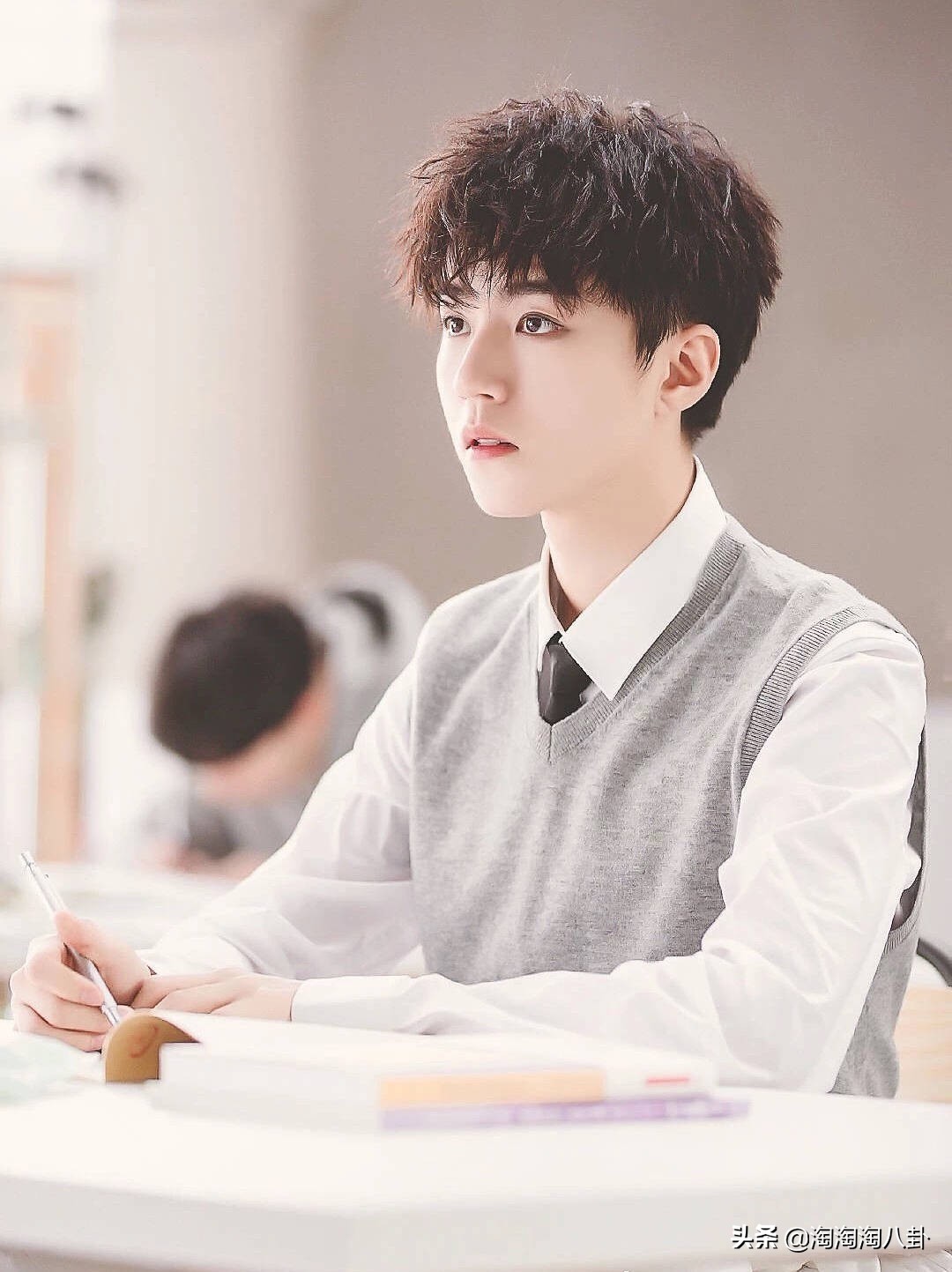 烫锡纸烫的男明星,男明星的锡纸烫