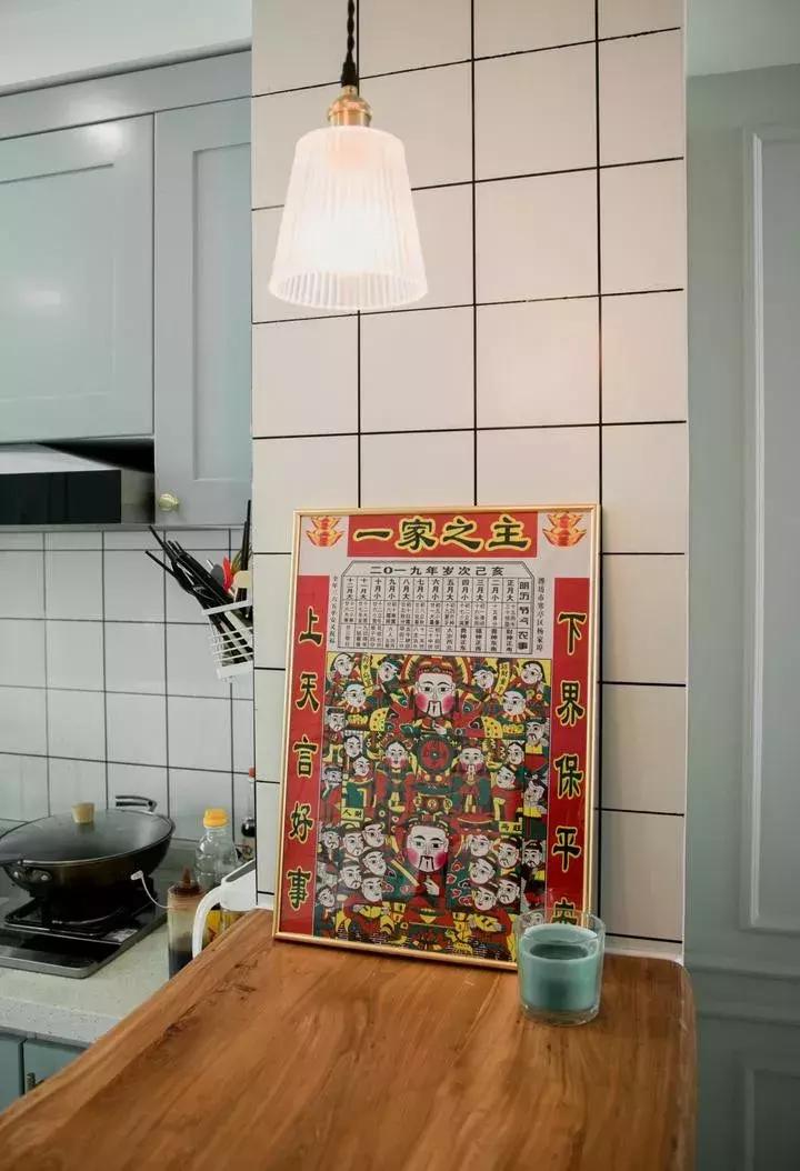 客厅里挂结婚照好不好,结婚照挂在客厅的沙发上面好吗