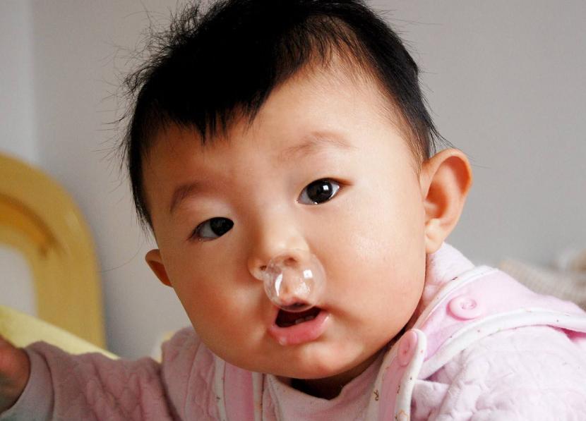 宝宝大便颜色绿是受惊吓了吗,宝宝大便颜色判断是否生病