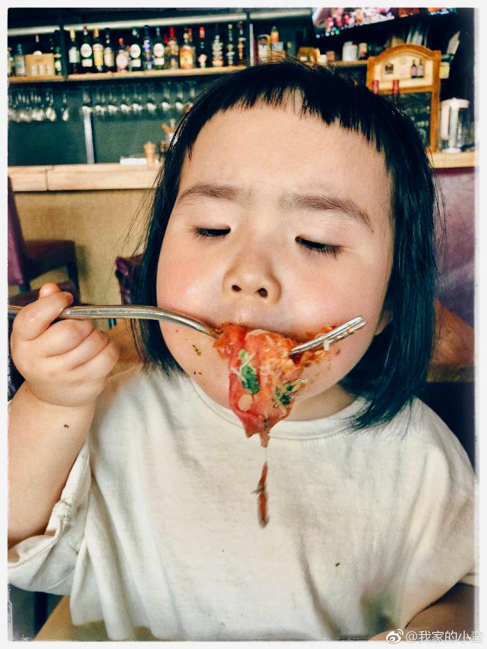 疗愈无数人的吃货小蛮长大不少，摇身一变成行走的表情包