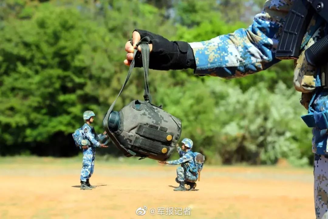 从没见过！在街上拍到了老爷爷头上喷白雾！原因......其实很好玩