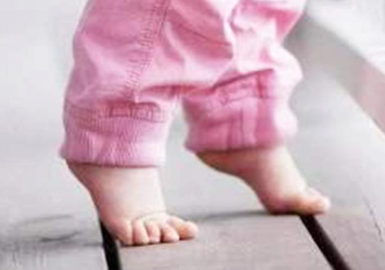 妈妈不给女儿买鞋子,宝宝新鞋子穿着顶脚怎么办