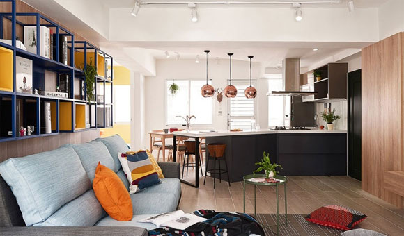 挑空中式装修客厅橱柜效果图,餐边柜玻璃吊柜颜色搭配现代轻奢