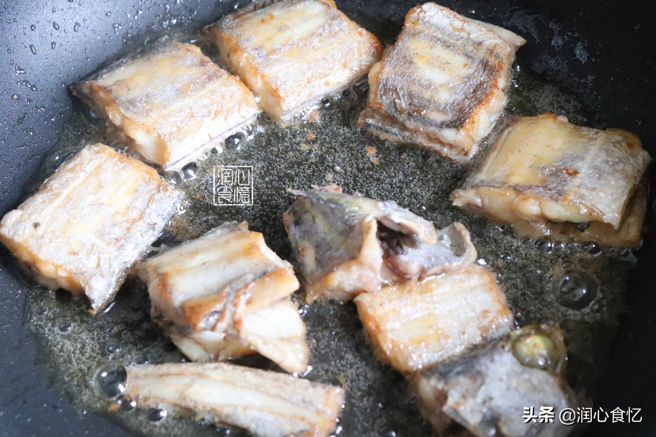 裹上面粉煎带鱼不粘锅不破皮,煎带鱼吃怎么样才能让带鱼不粘锅