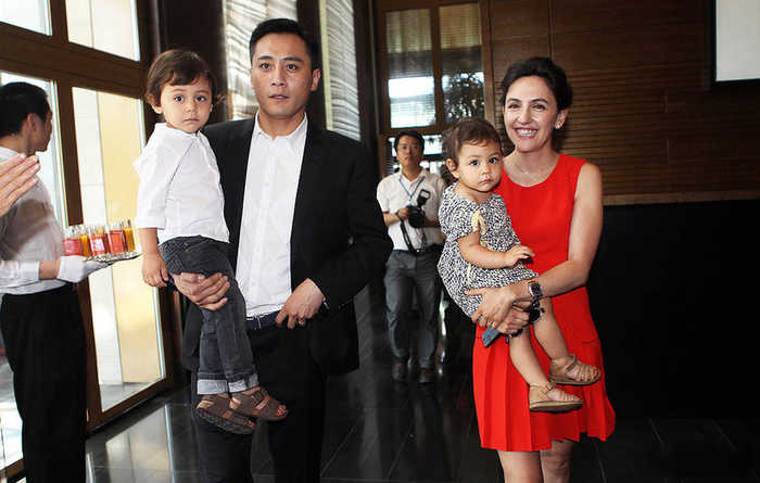 41岁“演技派”刘烨，曾3夺影帝娶小两岁娇妻，今一家四口惹人羡