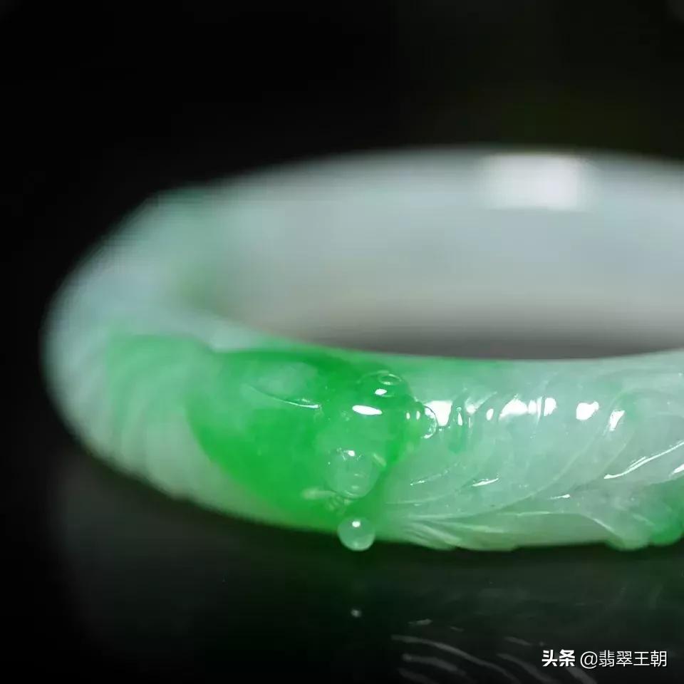 鉴赏|翡翠手镯：佩戴期丰岁，年年庆有余
