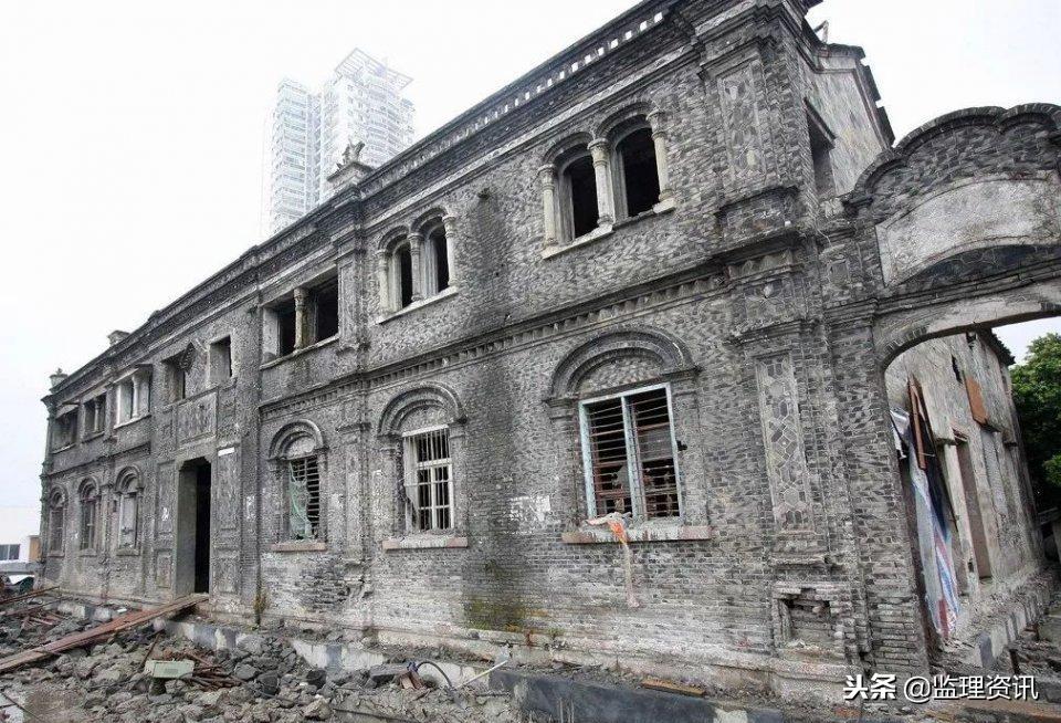 这些房子为了避免被拆的命运，也只能长腿“跑了”