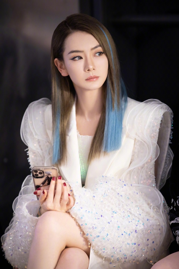 头发贴头皮还出油怎么办？两个小妙招轻松搞定，拒绝油腻发型靓丽