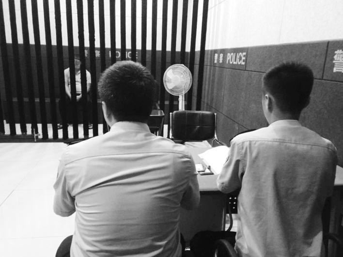 长春吉林两地出租车追捕人贩子,喊客拉客人被城管抓到