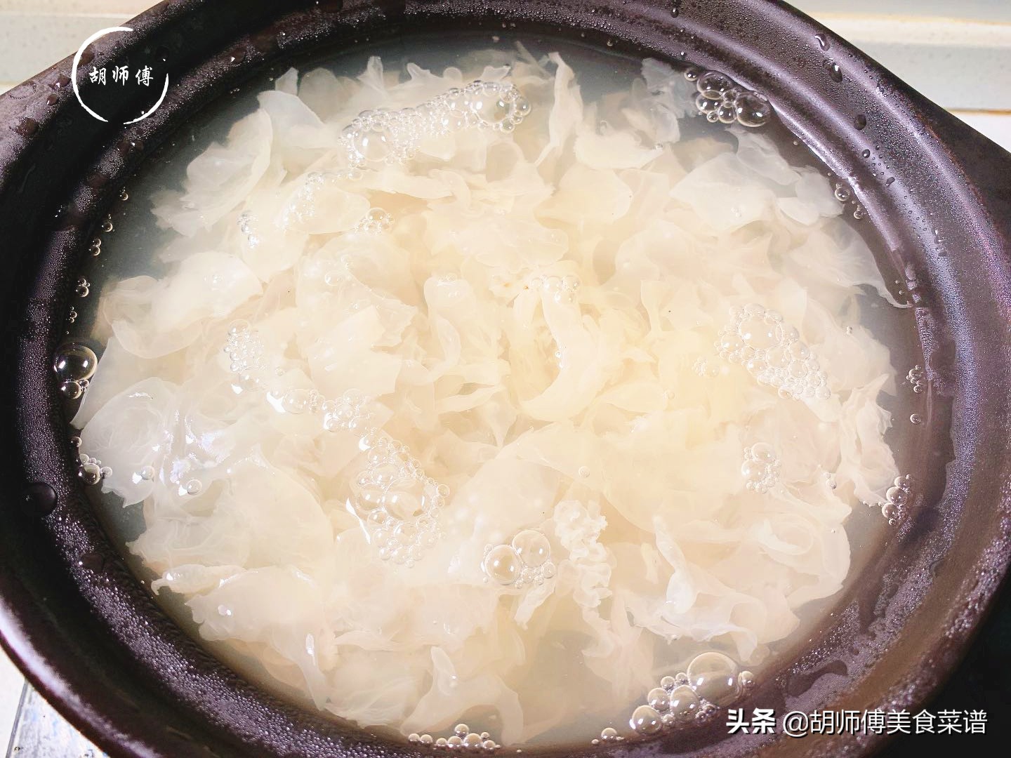 炖银耳汤什么时候放大枣,炖银耳汤后续需要加水吗