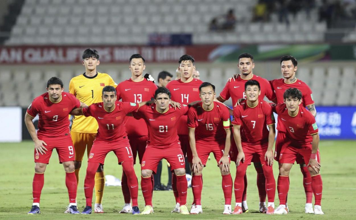 喷完一通，安然入睡！李铁醒来不忘“发广告”，800万年薪真好挣