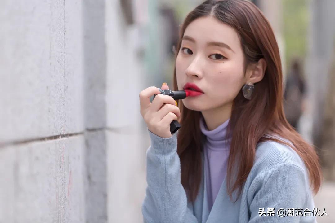 李佳琦omg这个产品也太好用了吧,李佳琦被称为美妆界的代名词