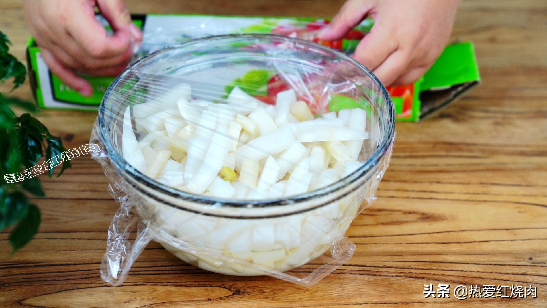 这小吃是湖北特产，加根白萝卜一起泡，又酸又辣还又脆，真好吃