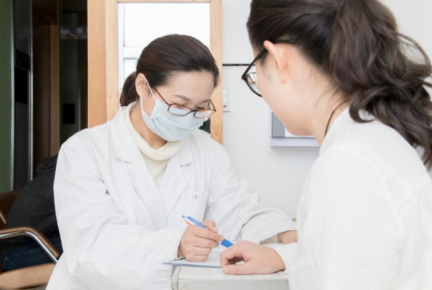 女性绝经后，或会面临4个“难言之隐”，有个很常见，别羞于检查