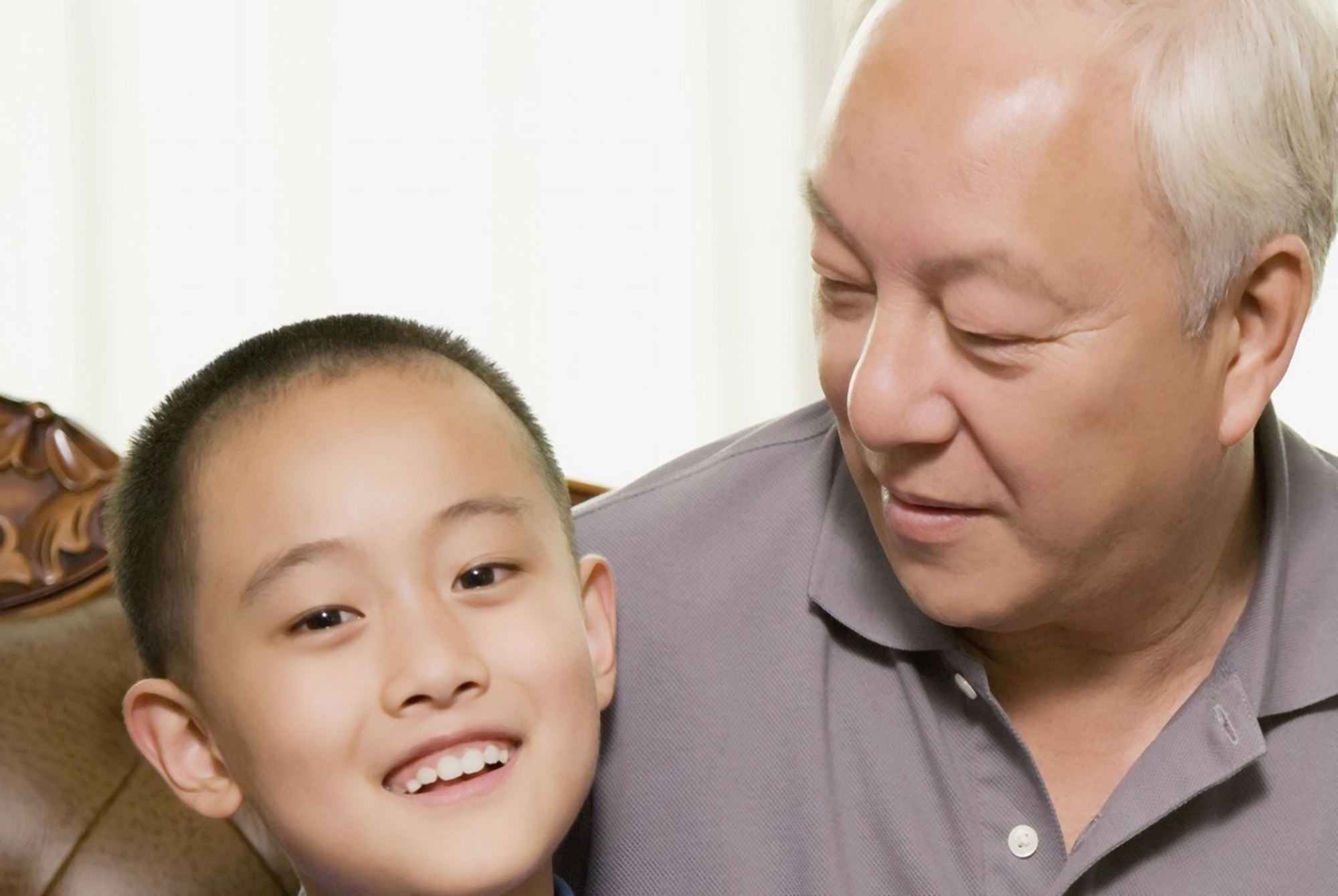 孙子外孙一字之差,老人给“压岁钱”差太多,宝爸气不过当场离席