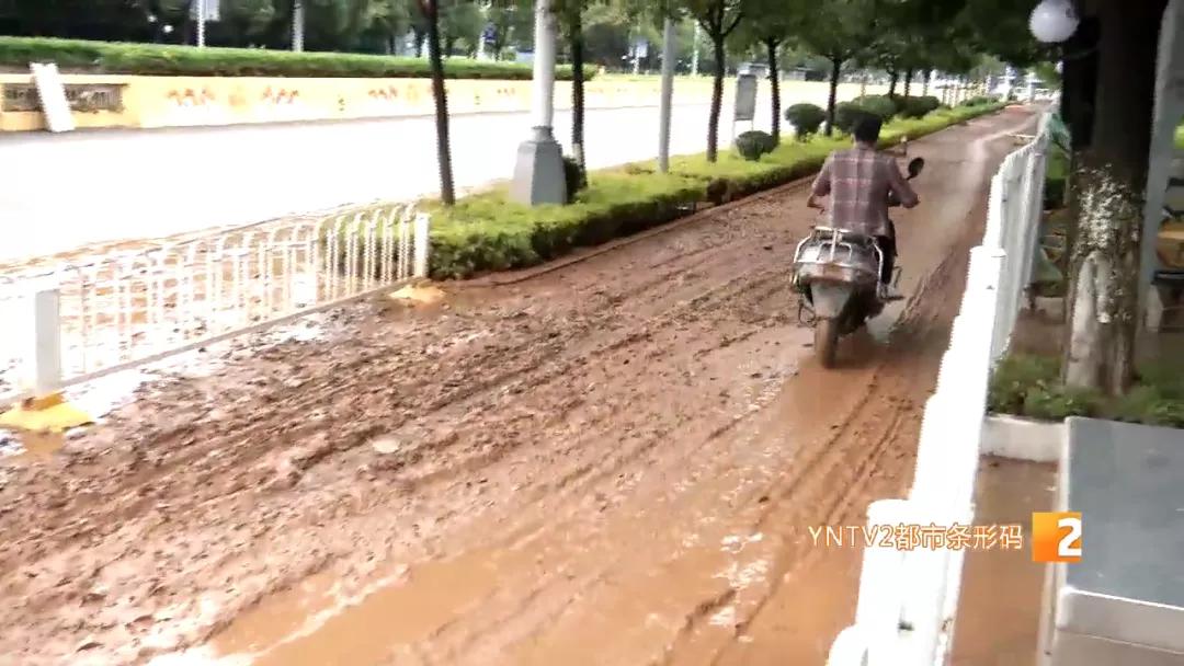 约200辆车泡了一整天,路上淤泥堆积难以通行,西市区为何淹积水那么严重?