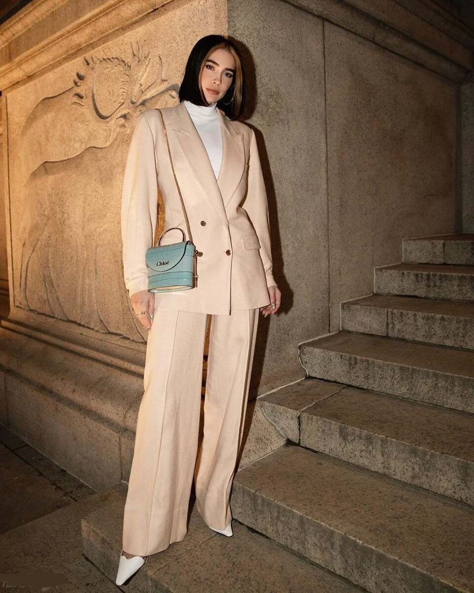 米色裤子怎样搭配才好看,米色裤子如何搭配上衣