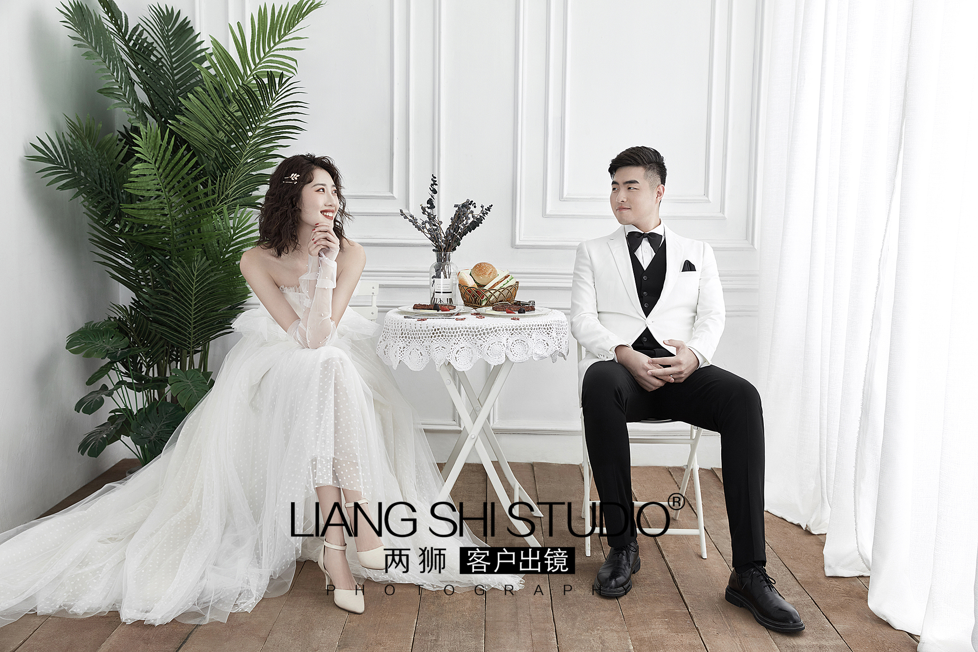 韩式极简内景婚纱照文案,鱼尾裙韩式内景婚纱照