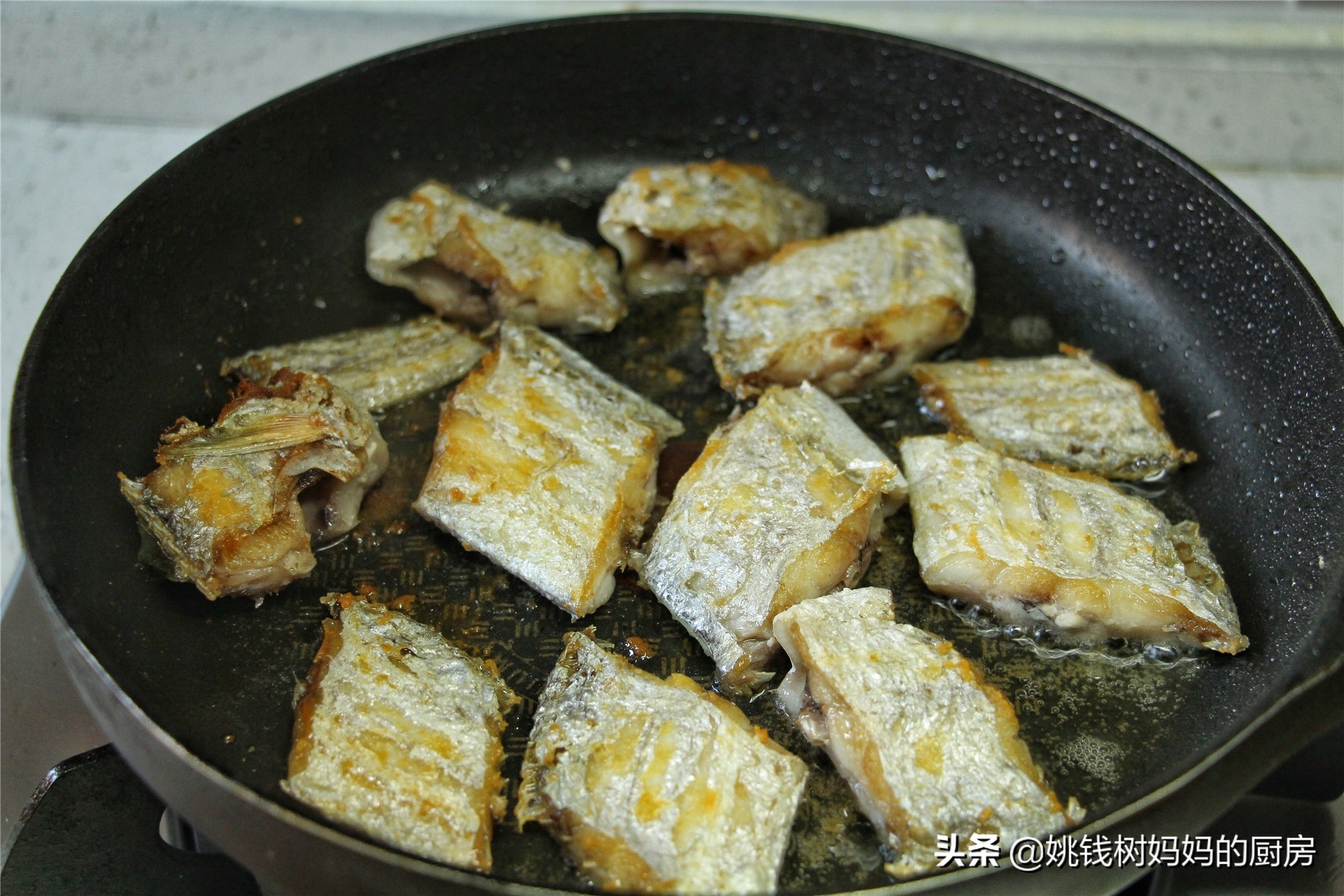 干煎带鱼用生粉还是用鸡蛋裹,带鱼没有胡椒粉淀粉怎么做