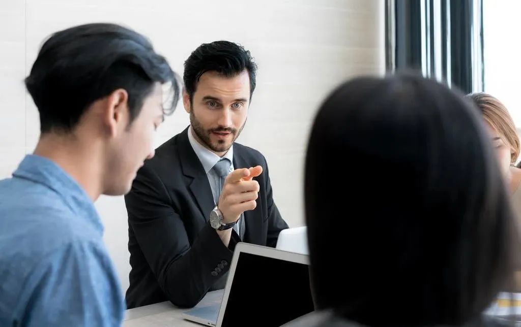 同事经常甩锅和命令我做事，怎么办？4个策略，避免被人随意使唤