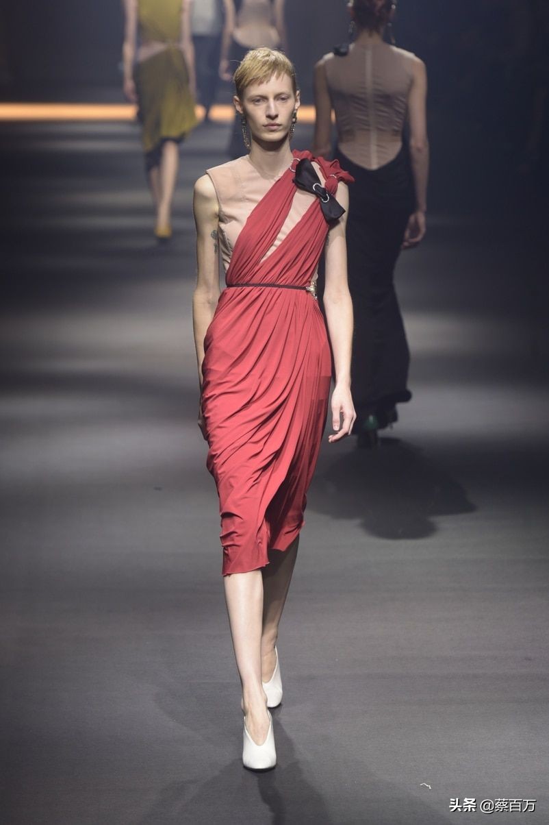 时尚界又走了一个设计师，救起浪凡反被炒鱿鱼，奉献14年逝于新冠