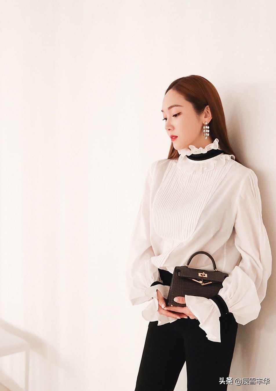 郑秀妍黑色小香风外套配牛仔裤,郑秀妍穿露腰上衣秀身材