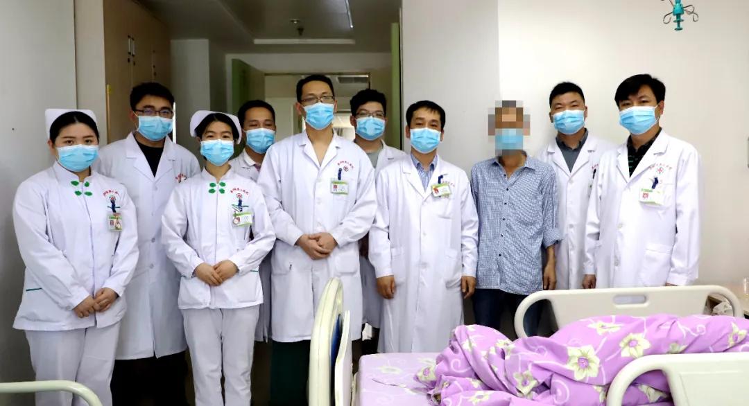 男子高烧39度,一男子高烧39.8度