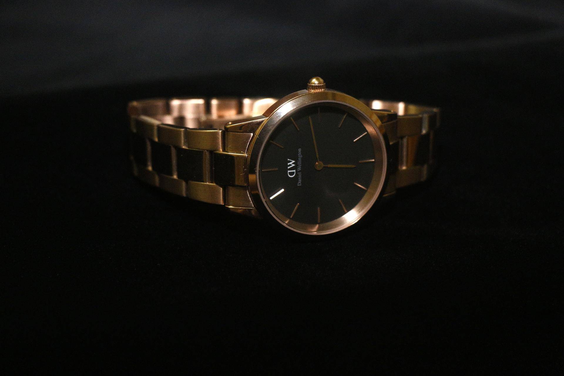 富婆送给他一块手表,富婆送的高端手表