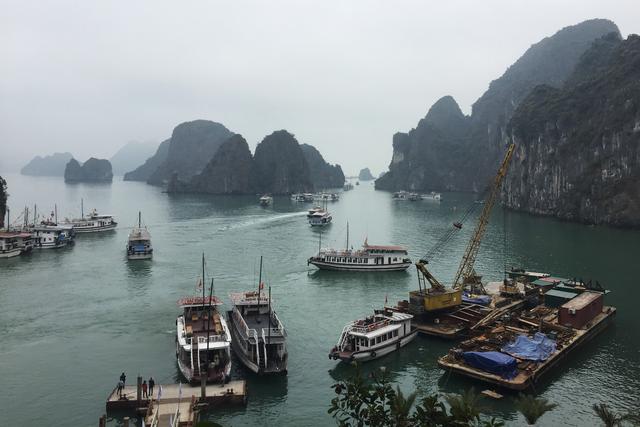 这里虽然风景如画人们生活的却很凄惨没日没夜的追着大船讨生活
