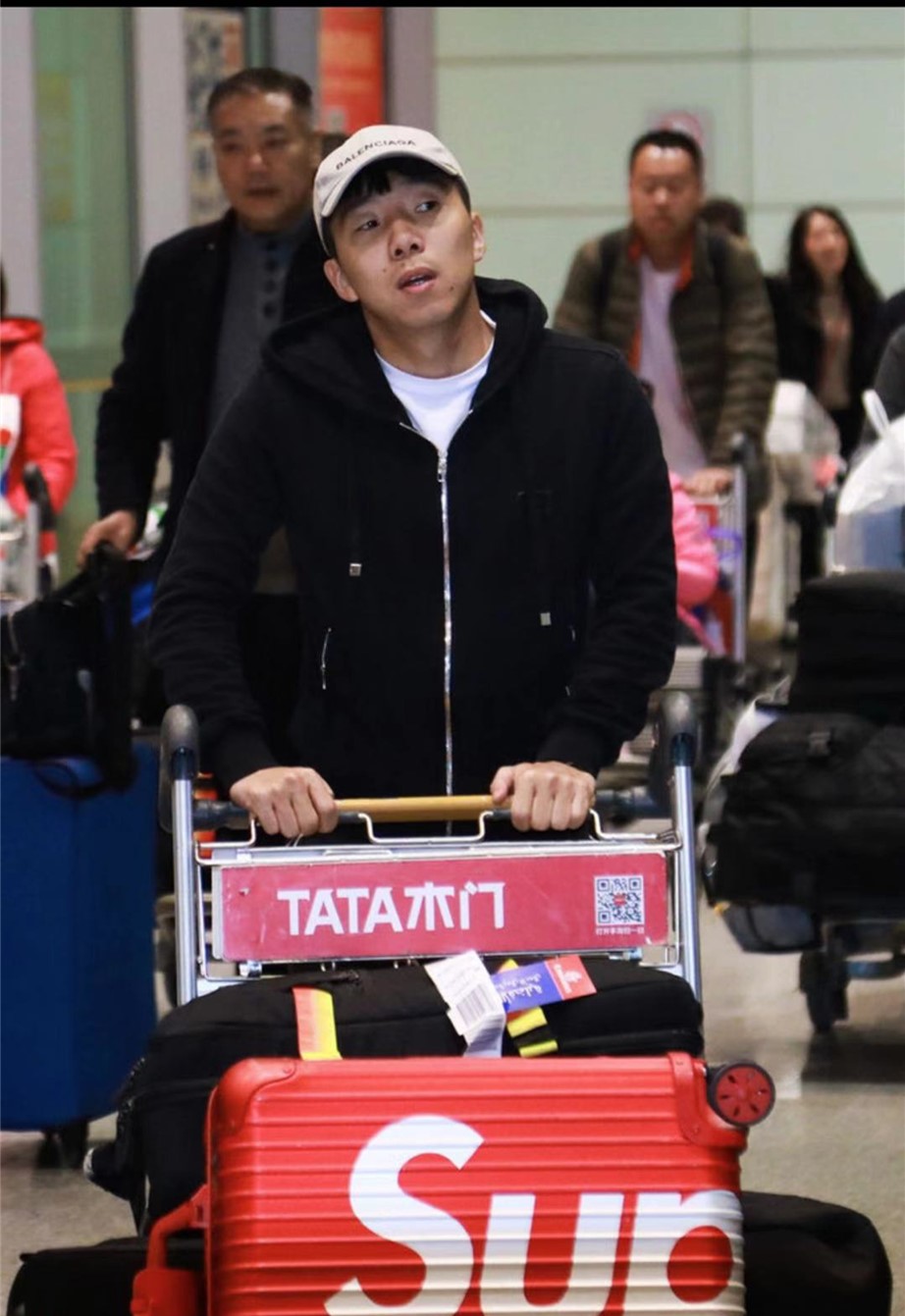 国足结束亚洲杯回到北京，名牌衣服和名包抢镜，国脚购物收获满满