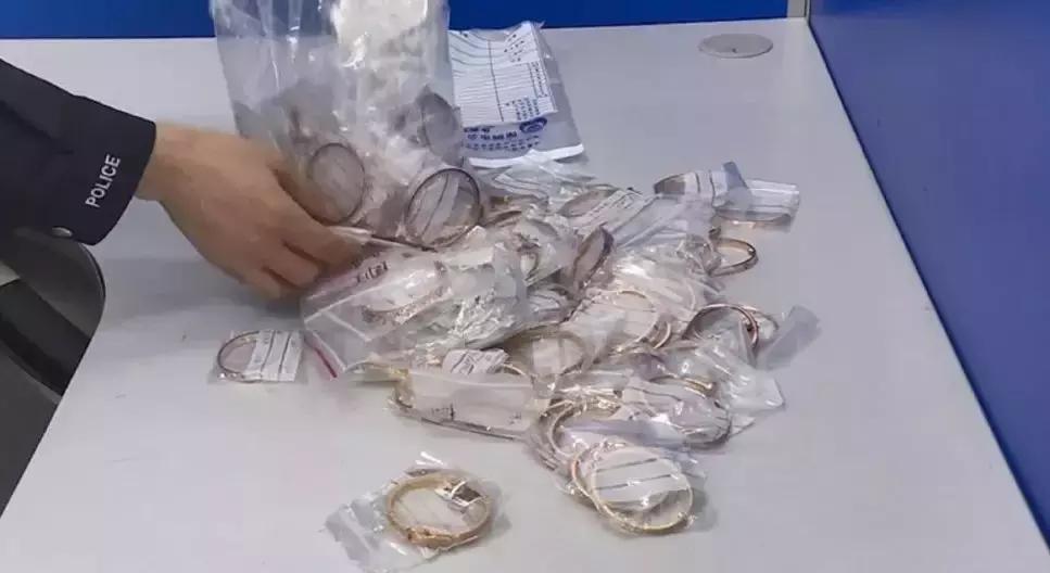 纪梵希卡地亚香奈儿,房间里堆满了衣服