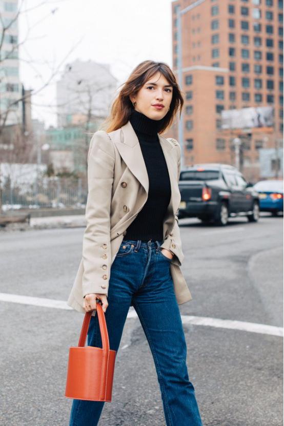 刘雯机场穿搭最近皮衣,刘雯穿全黑色服装休闲又帅气