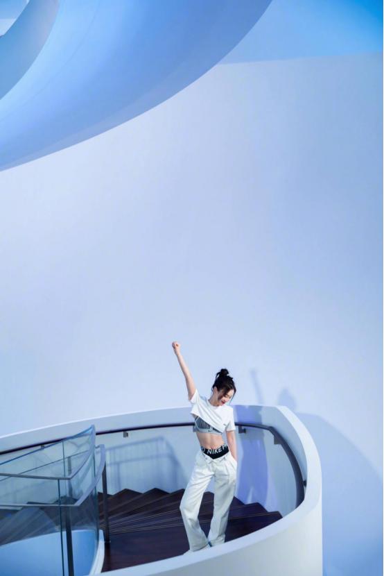 袁姗姗最近也太有元气了！白色短款上衣搭配运动裤，尽显优秀身材