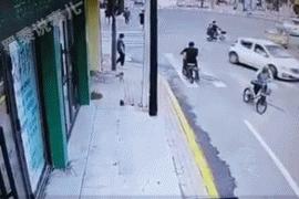 动图警示：小车突然冲向推车老人，幸运的红衣女人尖叫着跑开