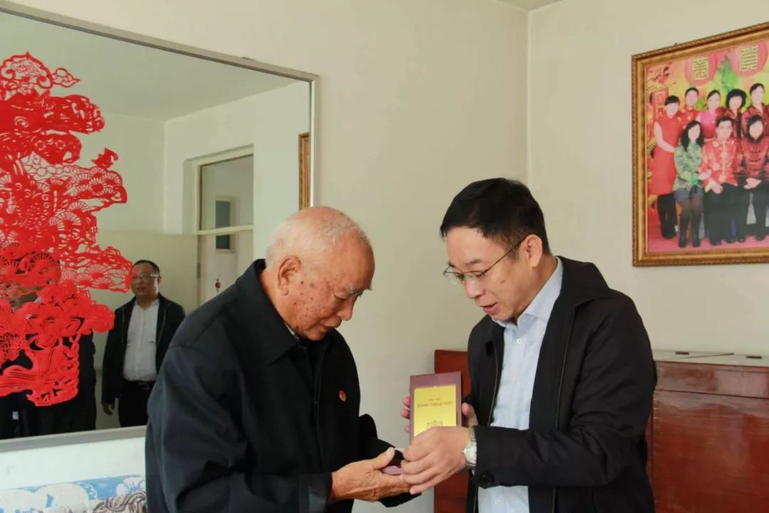 扛过枪打过仗跨过鸭绿江,向历次革命斗争中牺牲的同志致敬