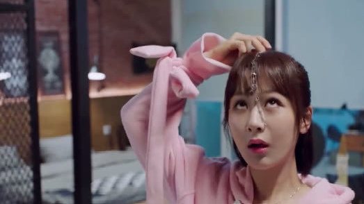 李现亲爱的热爱的帮佟年弄刘海,亲爱的热爱的佟年和李现最甜部分