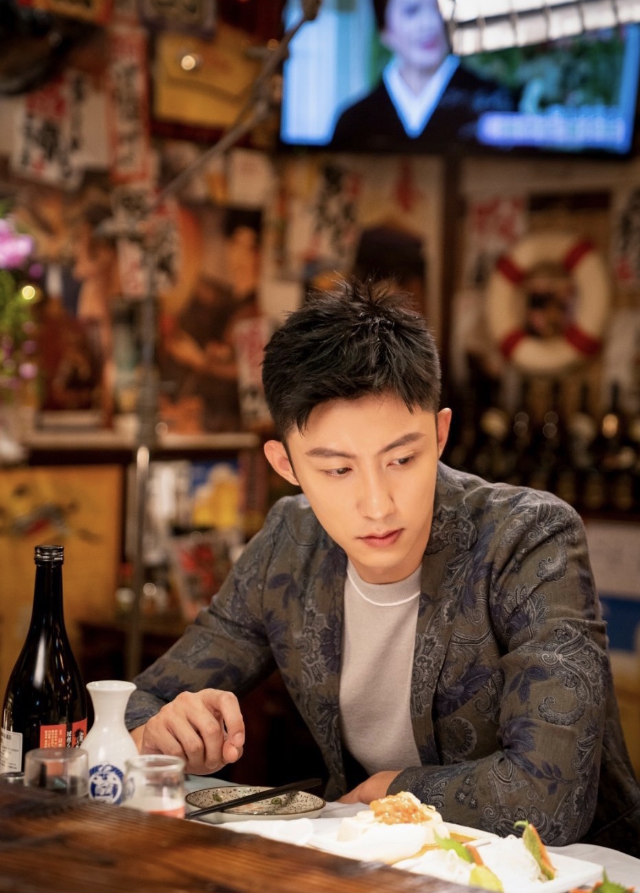 黄景瑜参加宣传黑色外套工装裤,黄景瑜休闲装照片