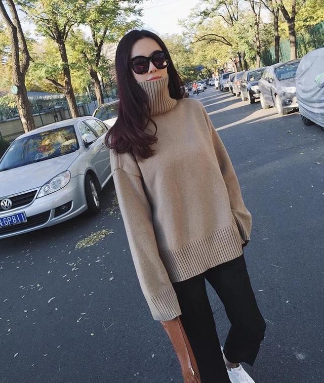 绿色毛衣显白还是蓝色毛衣显白,深蓝色毛衣配什么颜色上衣显白